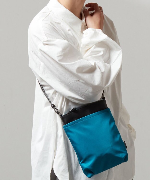 Y'SACCS 【大人のおしゃれ手帖11月号掲載】本上まなみ×Y'SACCS タックラウンドスマートポシェット ブルー