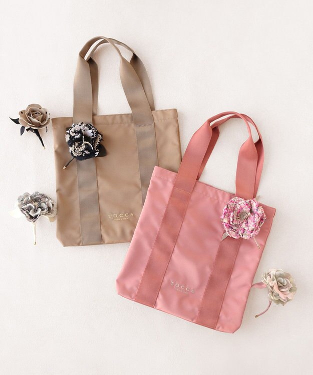 TOCCA 【アップサイクルコサージュ付き・美香＆Lovécoコラボ・数量限定・A4サイズ対応】FLOWER IN HEART BAG バッグ ベージュ×ローズ