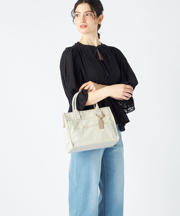 LA BAGAGERIE チャーム付きデニムバッグ Sサイズ アイボリー
