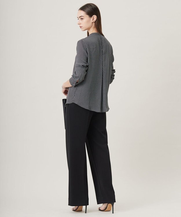 ICB L 【UVケア・速乾・洗える】BackSatinAmunzen バンドカラーブラウス ブラック柄系