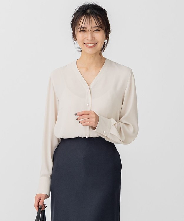 23区 バックサテンアムンゼン Vネック ブラウス ベージュ系