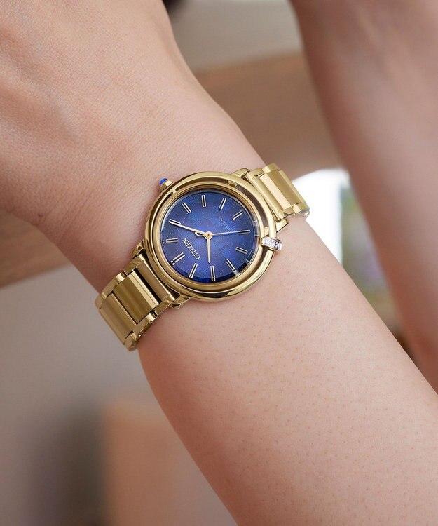 CITIZEN 【生命力あふれる美しい水（AQUA）を表現限定モデル】電池交換不要 光発電エコ・ドライブ ARCLY Collection EM1099-57L ゴールド