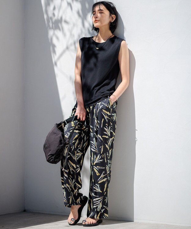 23区 L 【洗える】スリークボタニカルプリント ドロスト パンツ ブラック系