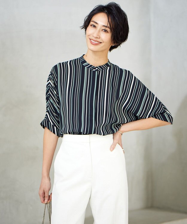 ICB 【新色追加・接触冷感・UVケア・速乾・洗える】BackSatinAmunzen 5分袖バンドカラーブラウス ネイビーストライプ系