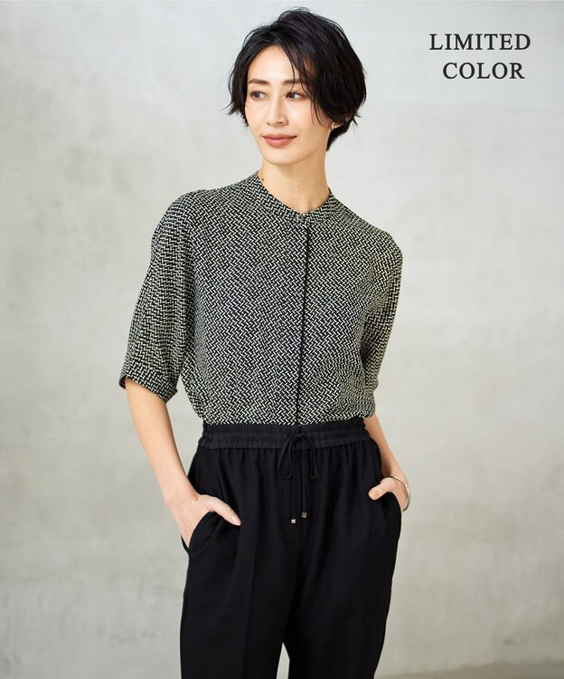 ICB 【新色追加・接触冷感・UVケア・速乾・洗える】BackSatinAmunzen 5分袖バンドカラーブラウス ブラックプリント系［WEB限定］