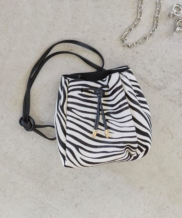 23区 【CLASSY.12月号掲載】カウヘアー ミニ巾着 バッグ ゼブラプリント