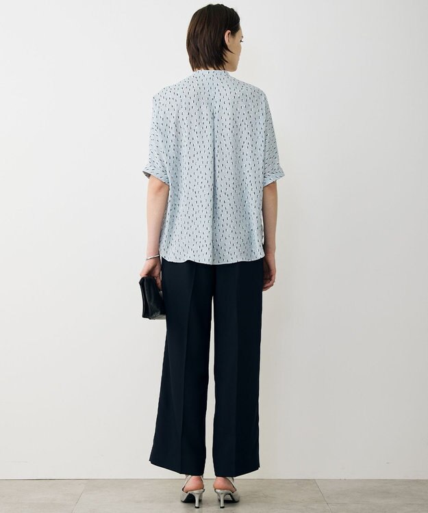 ICB L 【先行予約・WEB限定カラーあり】BackSatinAmunzen 5分袖バンドカラーブラウス サックスグレー×モチーフドット柄