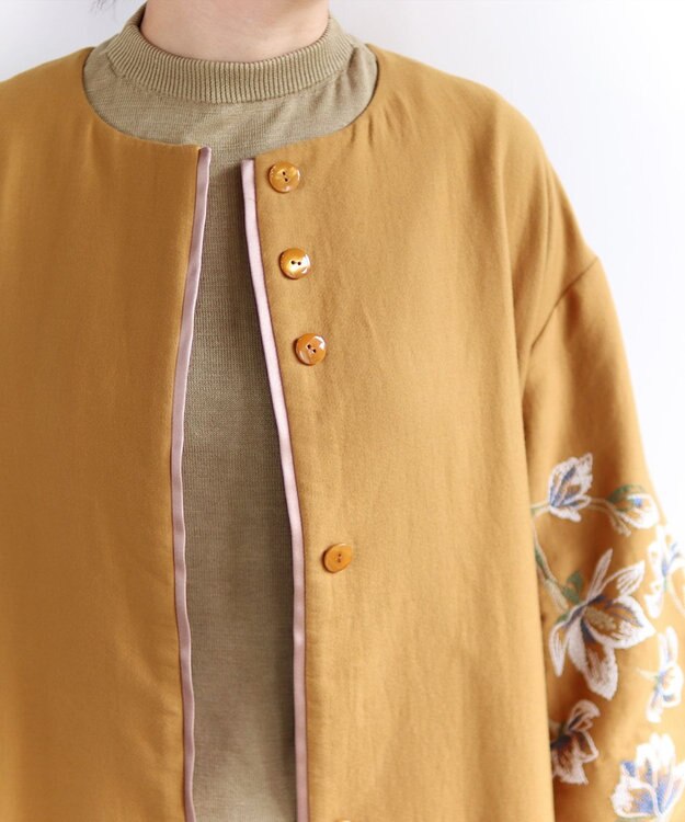 muuc 〈遠州織物の工場で織られた上質なコットン生地〉モクレン刺繍 ノーカラー ワイドシルエット コート（セットアップ可能） イエロー×ホワイト