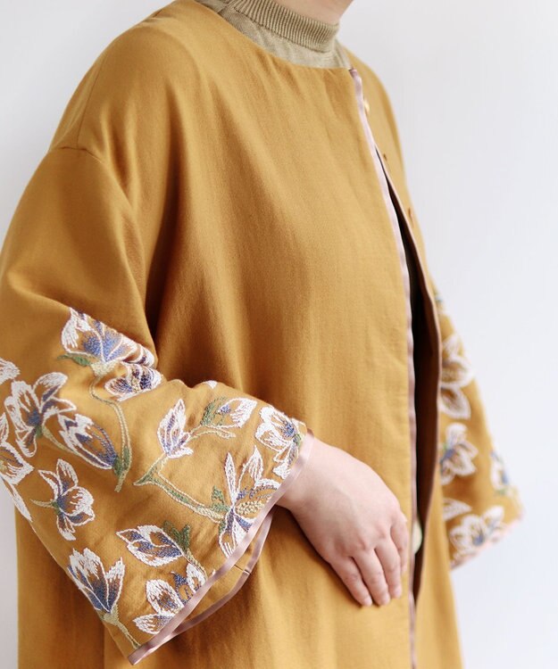 muuc 〈遠州織物の工場で織られた上質なコットン生地〉モクレン刺繍 ノーカラー ワイドシルエット コート（セットアップ可能） イエロー×ホワイト