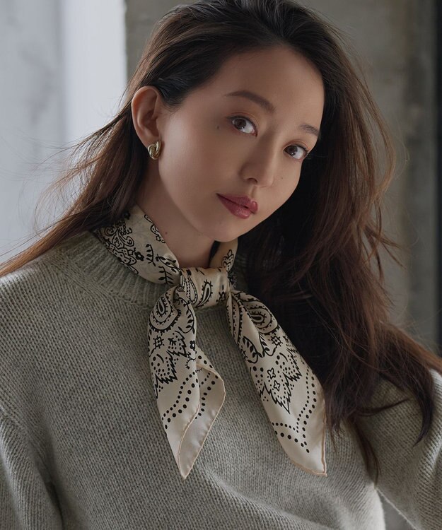 23区 【滝沢眞規子さん着用】manipuri ペイズリーモチーフ バンダナ シルク スカーフ ホワイト系