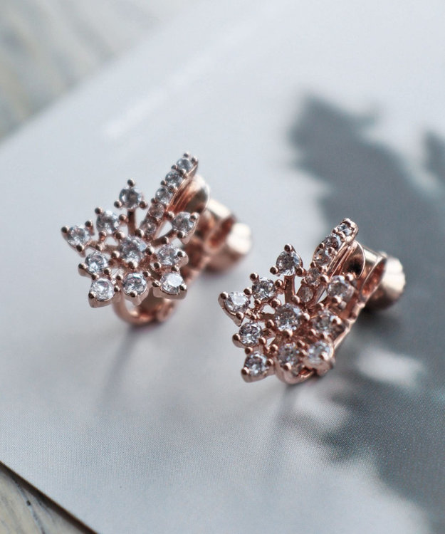 Tiaclasse 【安田美沙子さん着用・金属アレルギー対応】スノーフレークピアス／イヤリング ピンクゴールドイヤリング