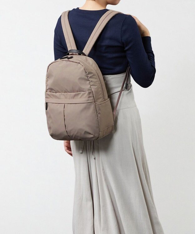 Y'SACCS ナイロンタフタ リュックサック グレイッシュベージュ