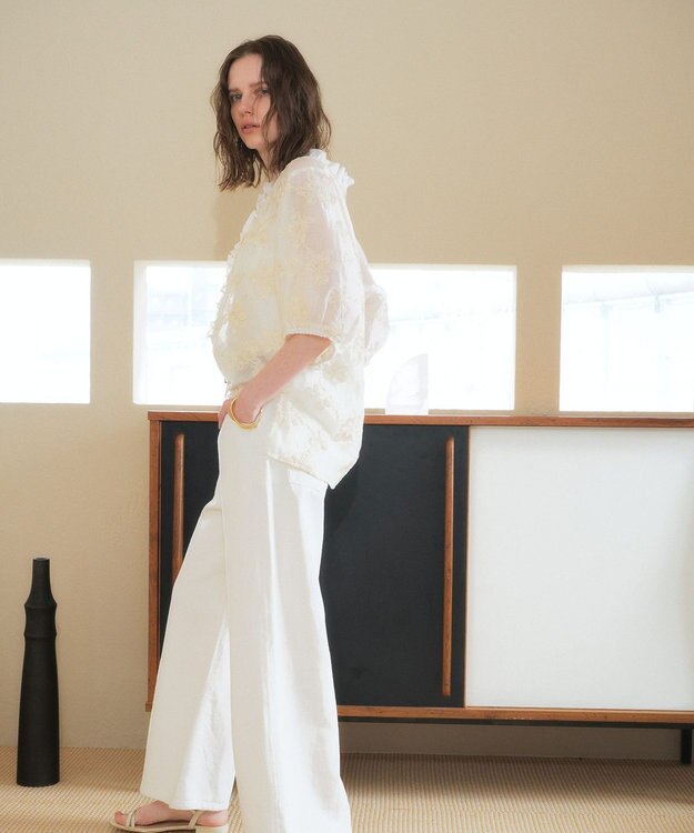 YECCA VECCA フリルVネック刺繍シアーシャツ Ivory