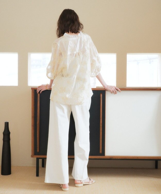 YECCA VECCA フリルVネック刺繍シアーシャツ Ivory