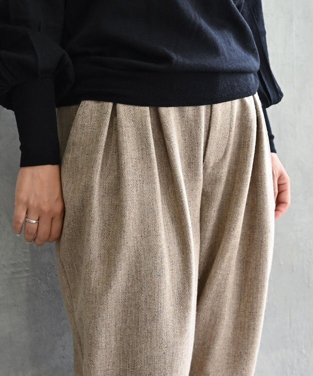 muuc 〈ロングシーズン心地良いウール混〉後ろウエストゴム有り ベルト裏にコットン使用 テーパードスラックスパンツ ベージュ