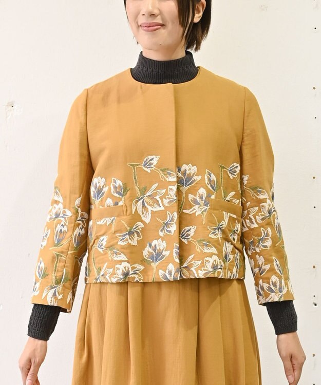 muuc 〈遠州織物の工場で織られた上質なコットン生地〉モクレン刺繍 ノーカラー ショート丈ジャケット（セットアップ可能） イエローホワイト