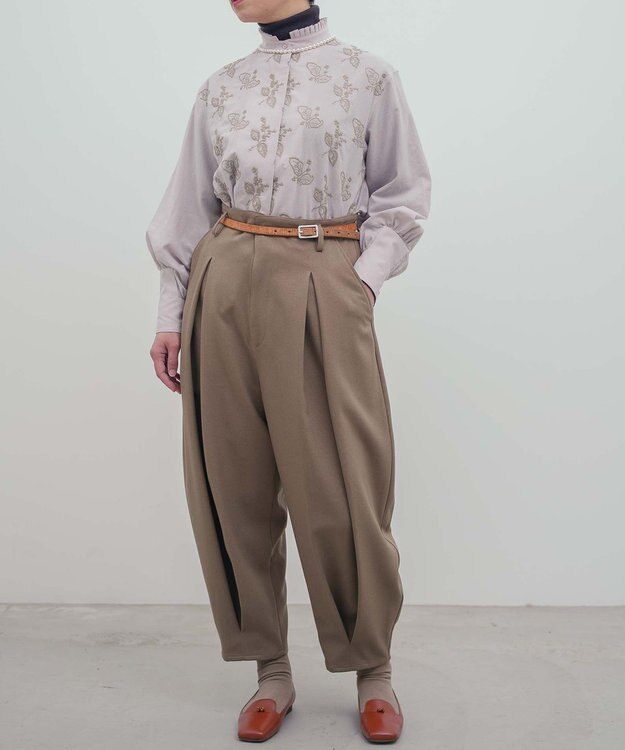 muuc 〈コットン100%〉〈綿ローン生地〉〈ふんわり柔らかな肌触り〉梅小花刺繍 スタンドカラーブラウス ライトグレー