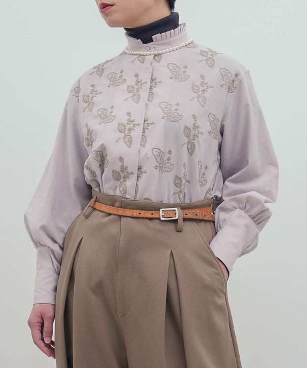 muuc 〈コットン100%〉〈綿ローン生地〉〈ふんわり柔らかな肌触り〉梅小花刺繍 スタンドカラーブラウス ライトグレー