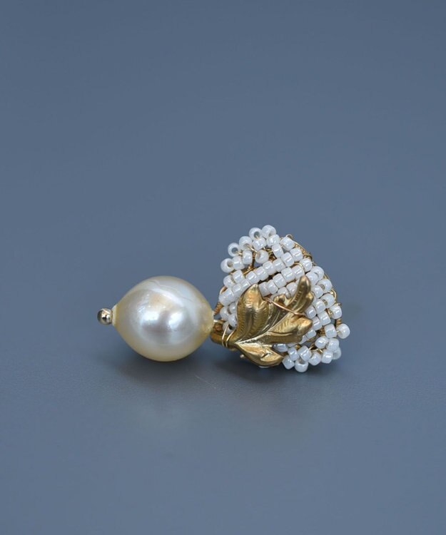 monshiro シュウメイギクプチ イヤリング（ホワイト） ホワイト×ゴールド