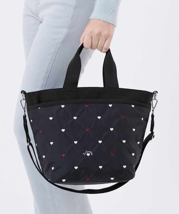 LeSportsac BUCKET TOTE/レッド/ホワイトハートEMB レッド/ホワイトハートEMB