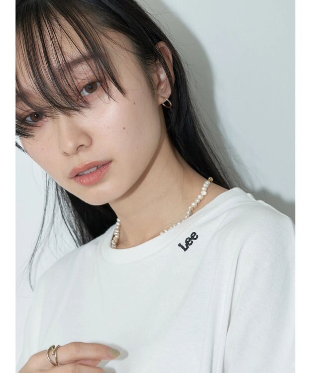 earth music&ecology Ｌｅｅ×ｅ．ｍ．ａ．ｅ　ＲＯＵＮＤＨＥＭ　ＴＥＥ Off White