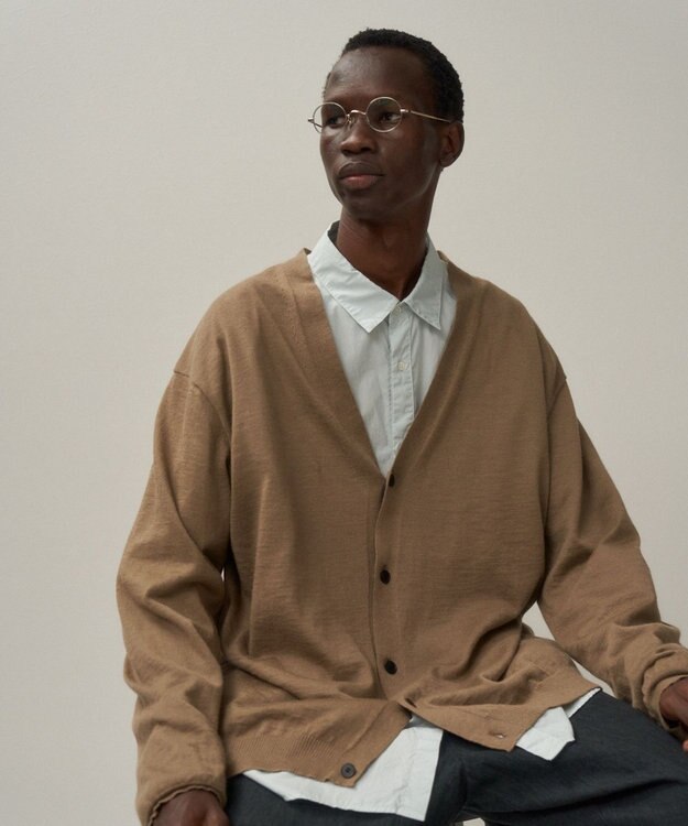 ATON RAMIE CASHMERE | Vネックニットカーディガン - UNISEX CAMEL