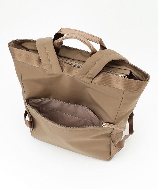 LA BAGAGERIE チャーム付き　ナイロンスクエアリュック ベージュ