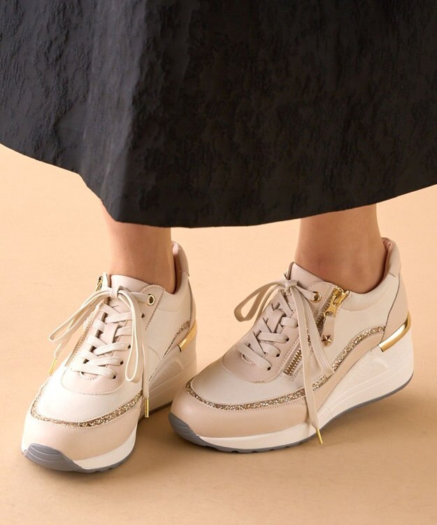 Dominic3 ヒールアップ グリッタートリム サイドジップスニーカー ベージュ