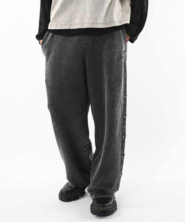 WEGO 【ユニセックス着用ITEM】ブリーチスタッズロゴスウェットパンツ スミクロ