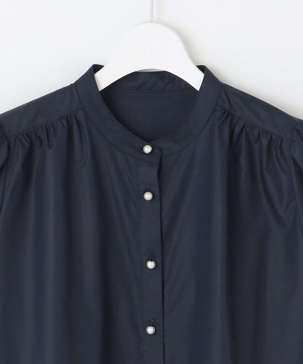 Feroux 【洗える】バンドカラーパールボタン ブラウス ネイビー系