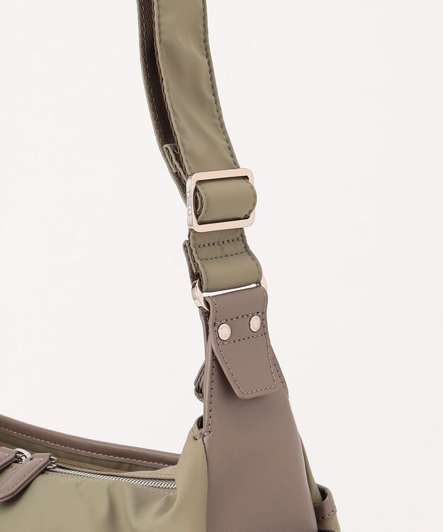 Y'SACCS 【ナイロンタフタ×リサイクルレザー】デイリーショルダー　Mサイズ カーキ