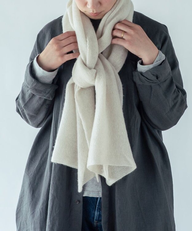 AND WOOL 〈上質な素材と手仕事から生まれた優しいニット〉カシミヤ100%の細巾ストール / マフラー ライトベージュ