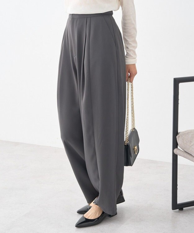 earth music&ecology タックコクーンパンツ Charcoal Gray