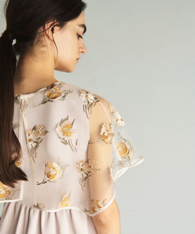 GRACE CONTINENTAL 刺繍ケープニットトップ ベージュ