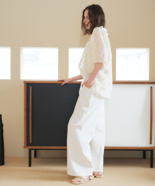 YECCA VECCA フリルVネック刺繍シアーシャツ Ivory