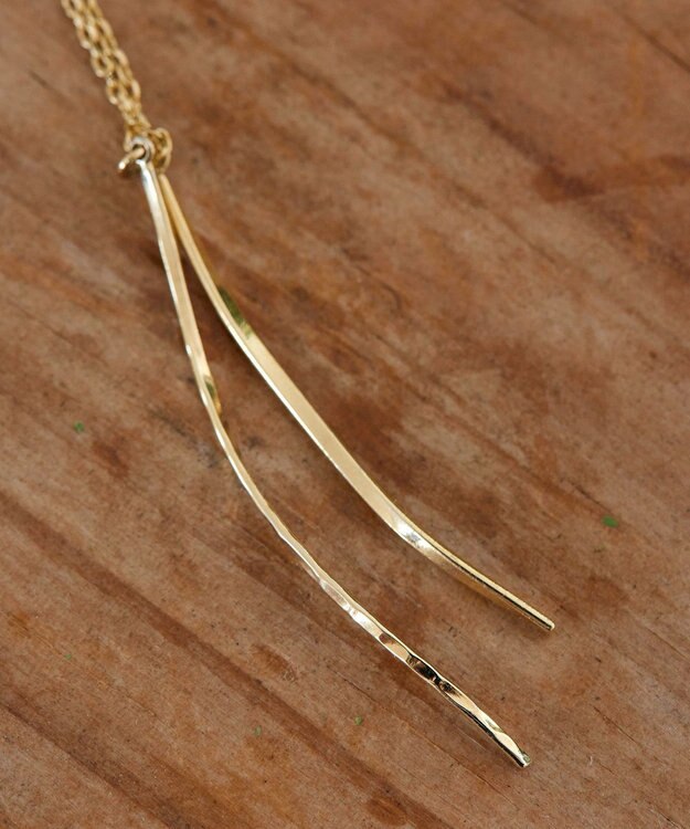 Tiaclasse 【日本製】大人上品なフラットカーブバーネックレス ゴールド