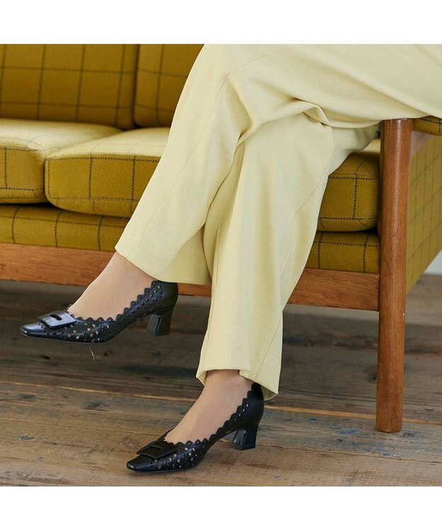 MODE ET JACOMO <MODE ET JACOMO>レーザーカットバックルモチーフパンプス ブラック