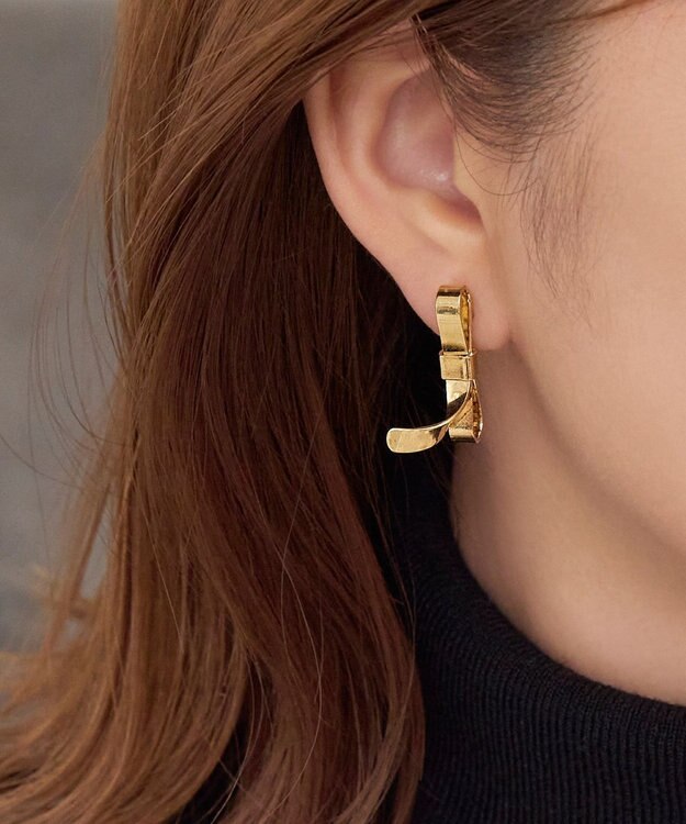 ≪TV番組着用商品≫ニュアンスリボンイヤリング ゴールド