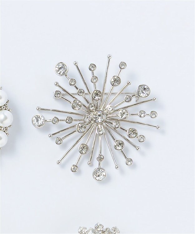 23区 クリスタルシャワー ブローチ シルバー系