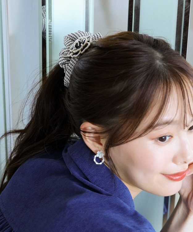 Tiaclasse フラワーパーツ付きシュシュ オフホワイト