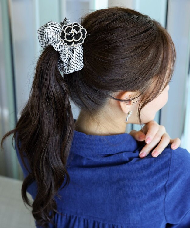 Tiaclasse フラワーパーツ付きシュシュ オフホワイト