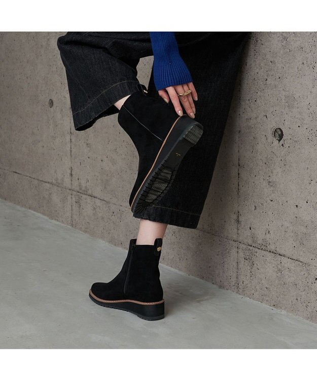 MODE ET JACOMO <carino>【レイン・スノー対応】ウエッジヒールショートブーツ ブラックスエード