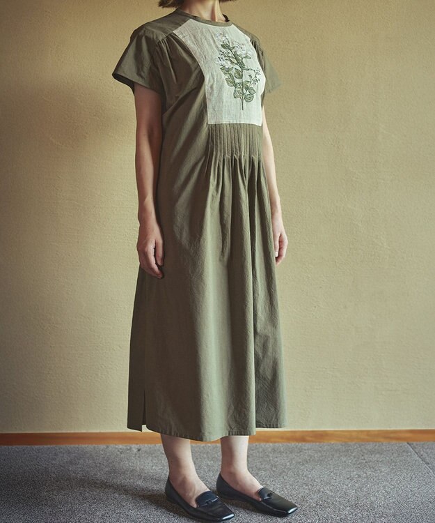 muuc ジャスミン刺繍フレンチスリーブワンピース〈日本製・綿100%天然素材・遠州織物〉〈繊細な花刺繍〉〈上品なロング丈〉〈ゆったりフリーサイズ〉〈大人の夏ワンピ〉 カーキ