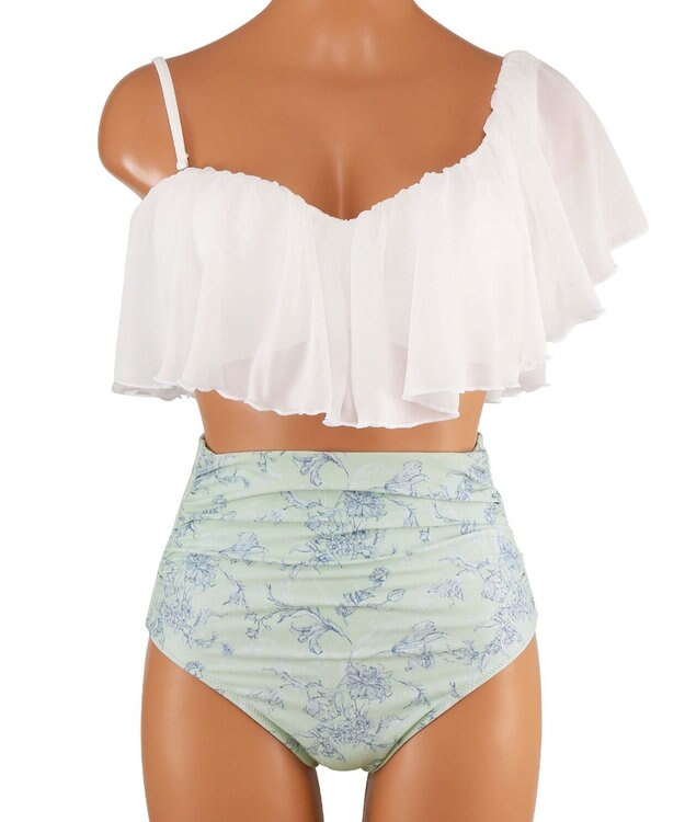 San-ai Resort（三愛水着楽園） 【2025年新作】軽い着け心地でしっかり盛れる【楽盛り水着】　ワンショルフリルワイヤービキニ　9M【San-ai Resort（サンアイリゾート）】 ホワイト×グリーン