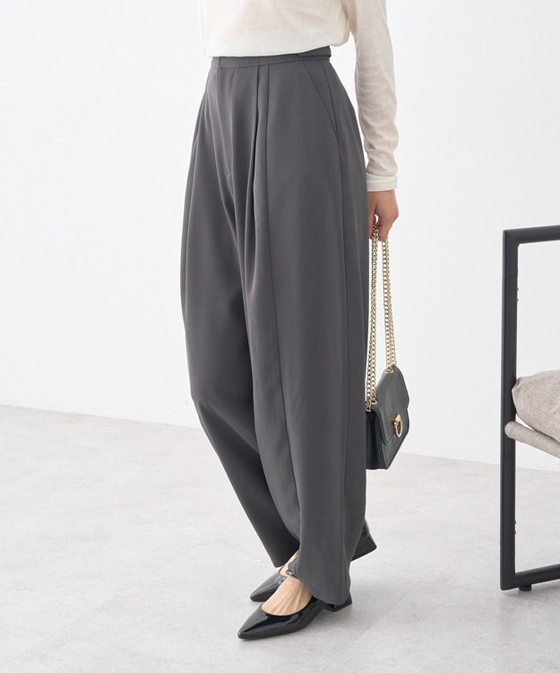 earth music&ecology タックコクーンパンツ Charcoal Gray