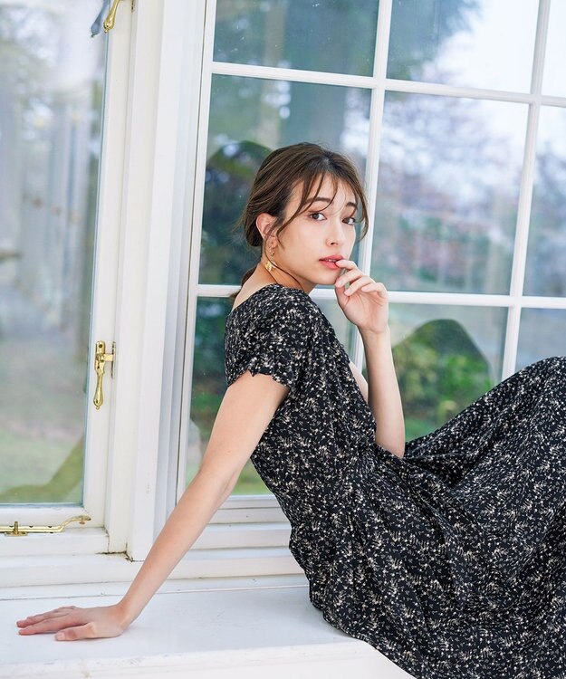 Tiaclasse 【洗える】花柄タックフレンチスリーブワンピース ブラック