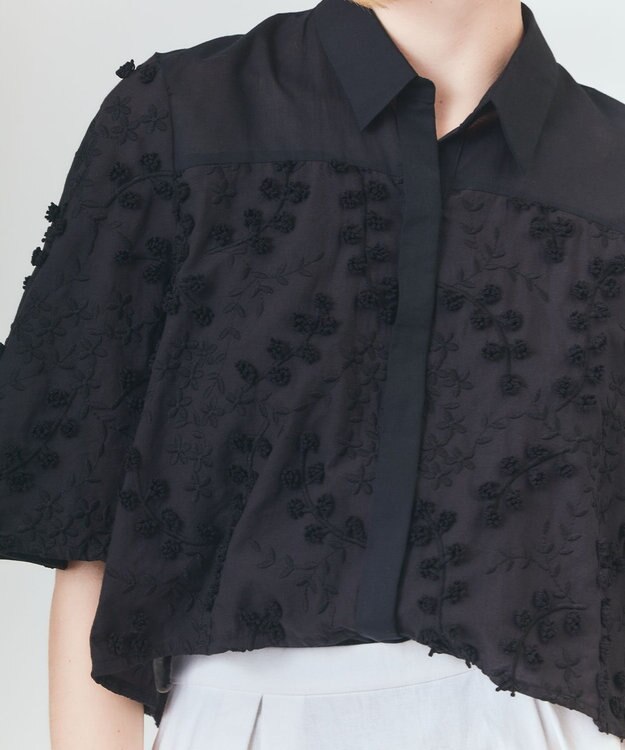 GRACE CONTINENTAL フラワーembケープブラウス ブラック