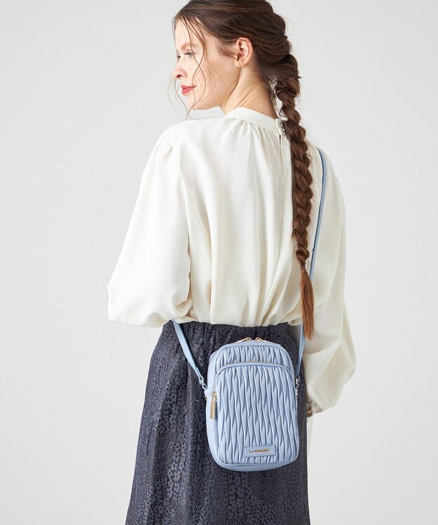 LA BAGAGERIE ランダムプリーツショルダーバッグ タテ ライトブルー
