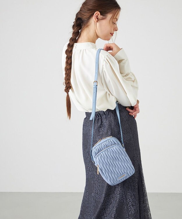 LA BAGAGERIE ランダムプリーツショルダーバッグ タテ ライトブルー