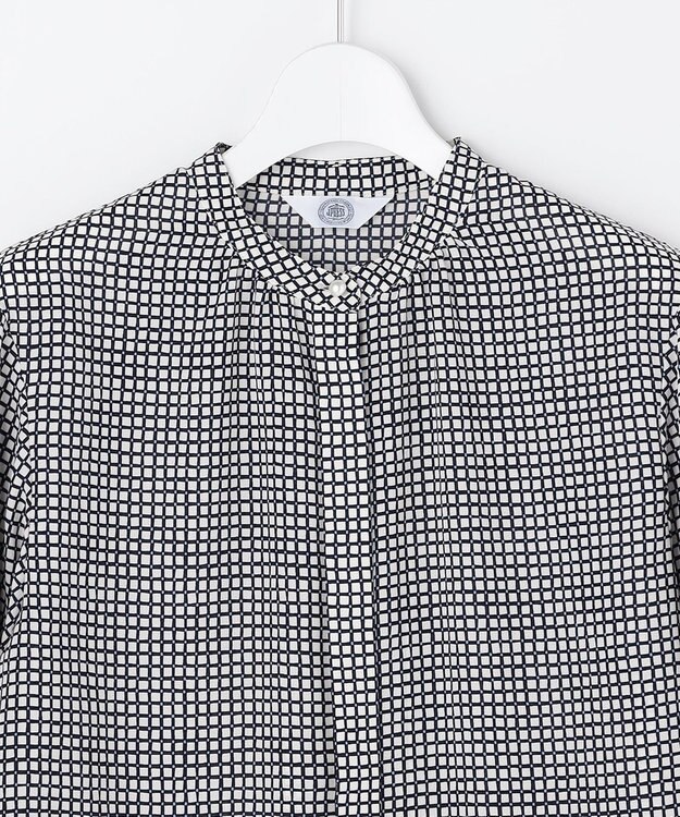 J.PRESS LADIES L ジーナ梨地 幾何プリント ブラウス ホワイト×ネイビー系